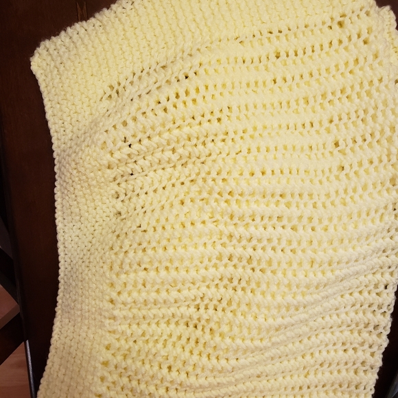 Hand crocheted baby blanket - Picture 2 of 2